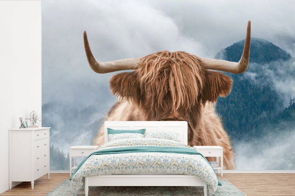 MuchoWow Fototapete für Wohnzimmer oder Schlafzimmer Wandtapete Vinyl Motivtapete Schottischer Highlander - Berg - Nebel - 330x220 cm - Fototapeten