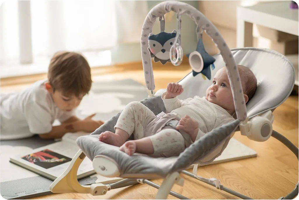 Transat bébé vibrant gris avec tissu doux et sécurité renforcée 0-9kg