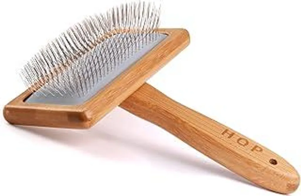 Spazzola Professionale in Legno per Animali | Design e Cura del Pelo
