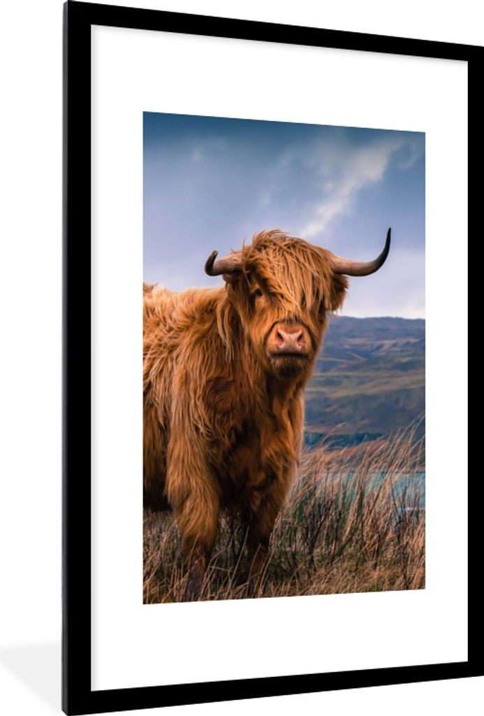 MuchoWow Gerahmtes Poster Schottischer Highlander - Berg - Wasser - Natur - Kuh 60x90 cm - Poster mit Schwarzem Bilderrahmen Wandposter Rahmen Fo...