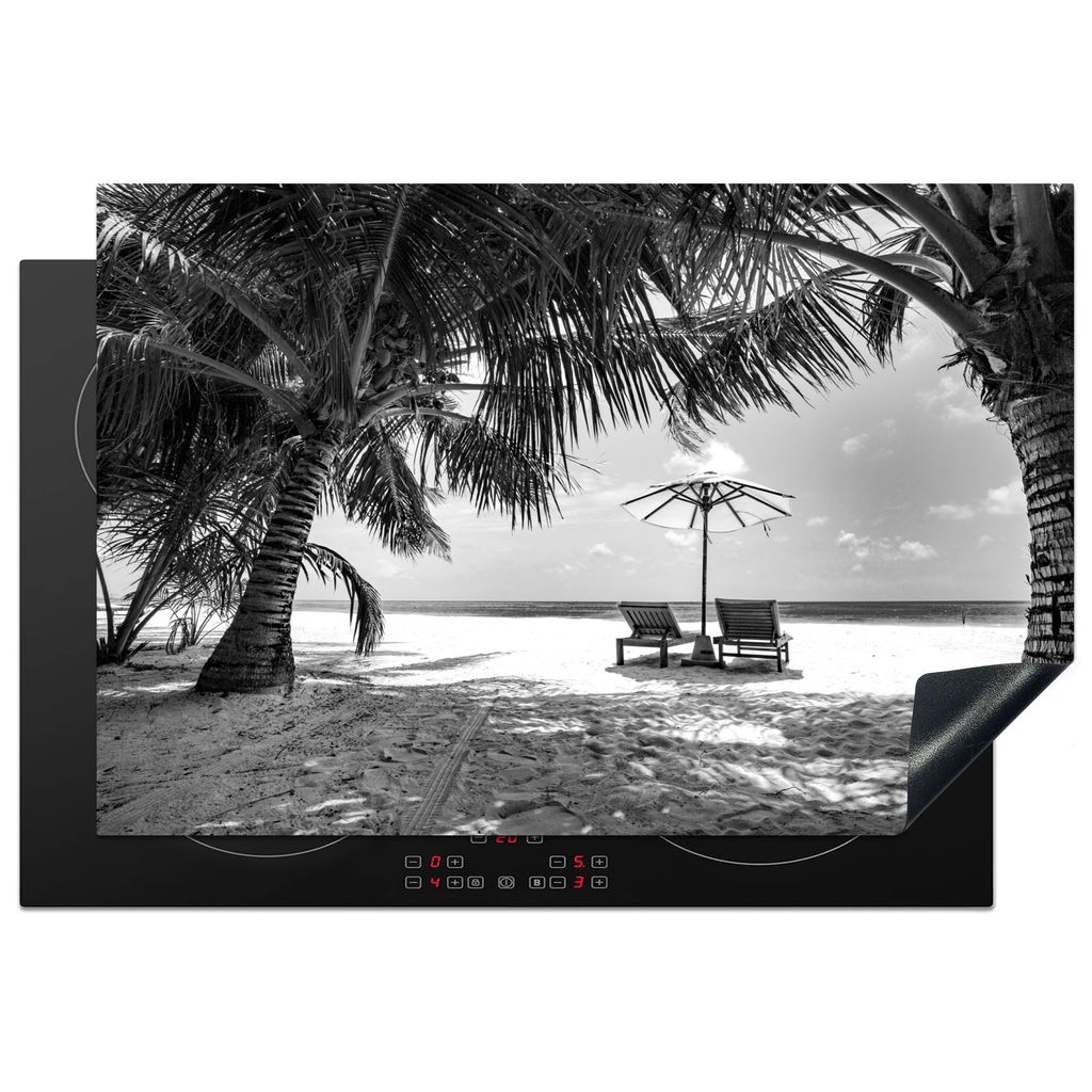 KitchenYeah Herdabdeckplatte Liegestühle zwischen den Palmen am Strand von Bali - schwarz und weiß , 78x52cm, Küche Deko, Glaskeramikkochfeld ...