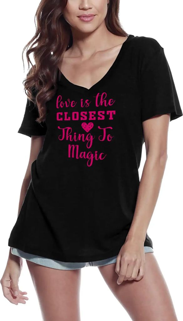 Damen Grafik T-Shirt V-Ausschnitt Die Liebe ist der Magie am nächsten – Love Is The Closest Thing To Magic – Öko-Verantwortlich Vintage Jahrgang