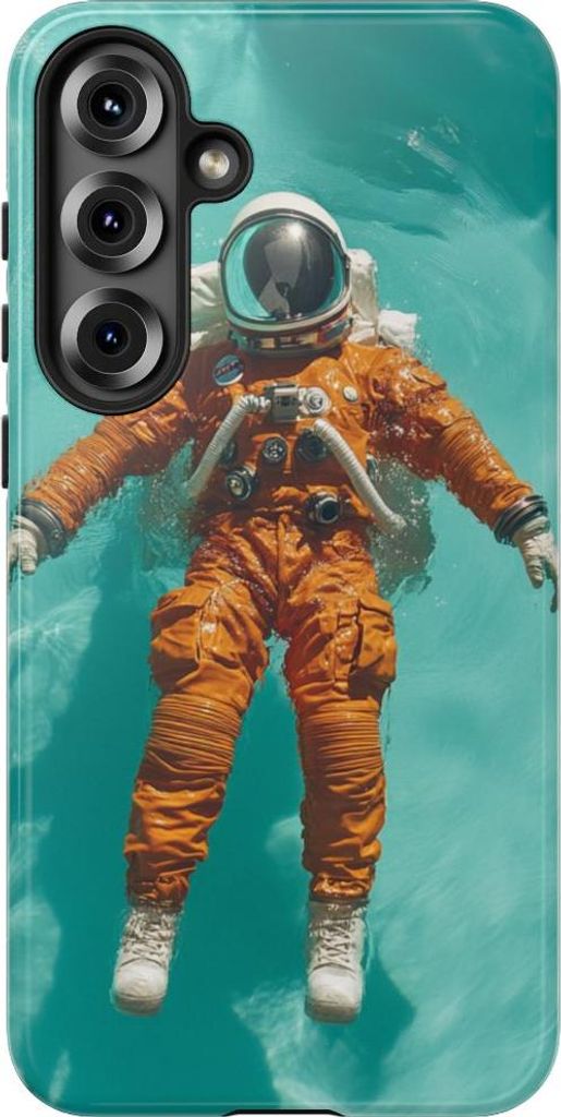 Schwebender Astronaut im orangefarbenen Anzug auf türkisfarbenem Wasser – Hülle Kompatibel mit Samsung Galaxy S25 Plus