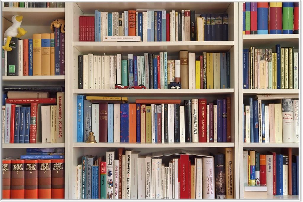 Wallario Wandbild Weißes Bücherregal mit unterschiedlichen Büchern, Größe: 61 x 91,50 cm, Poster mit weißem Aluminiumrahmen