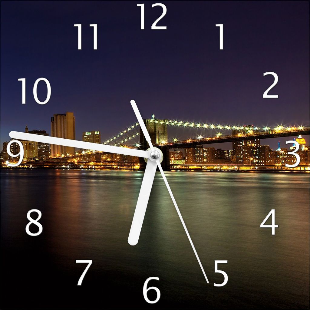 Wallario Design Wanduhr New York Skyline - Brooklyn Bridge und Manhattan am Abend aus Echtglas, Größe 20 x 20 cm