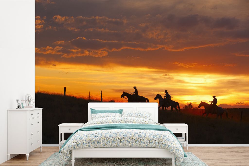MuchoWow Fototapete für Wohnzimmer oder Schlafzimmer Wandtapete Vinyl Motivtapete Drei Cowboys vor einem orangefarbenen Himmel - 450x300 cm - Ge...