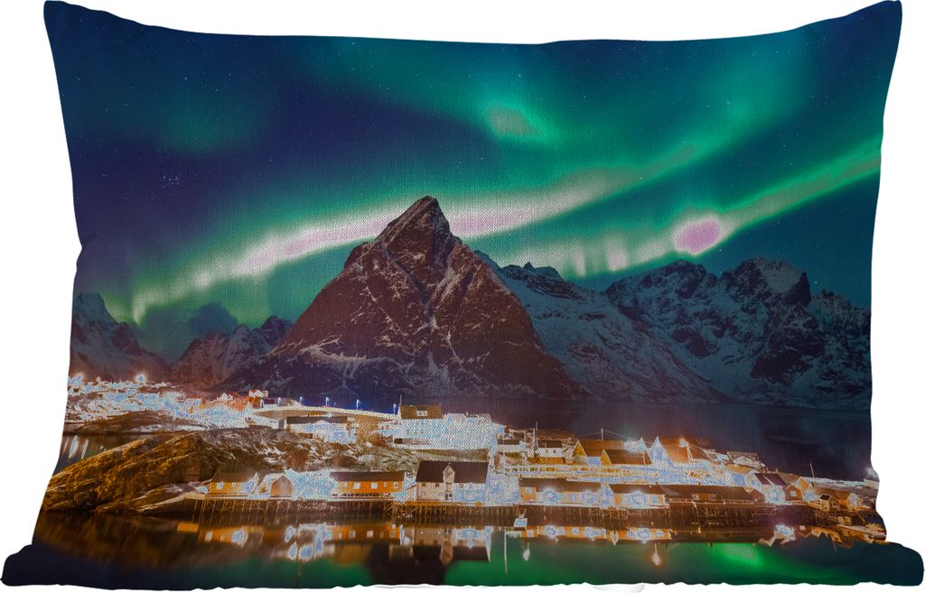 MuchoWow Outdoor Kissen - Nordlicht über einem Dorf in Norwegen - 60x40 cm - Wetterfest - Lounge Kissen - Zierkissen - Kissen für Innenräume