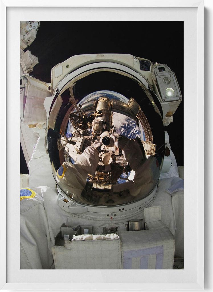 NASA-Astronaut im Weltraum– Wandbild mit Rahmen – Gerahmtes Bild – Wanddekoration – 70x100 cm – Weiß Rahmen