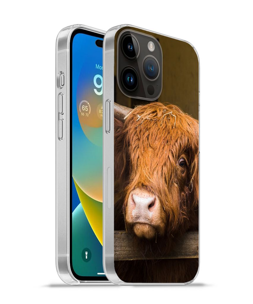 MuchoWow Handyhülle Schutzhülle Hülle für Apple iPhone 14 Pro Max Schottischer Highlander - Bauernhaus - Scheune Silikon Softcase Handy Hüll...
