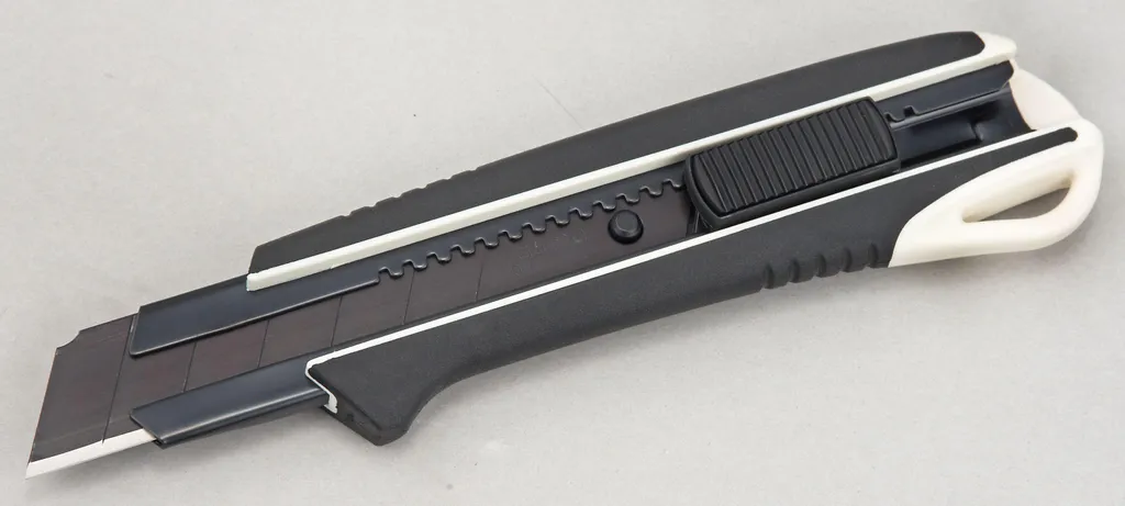 Tajima DC660 Coltello da Taglio 25mm Razar Nero - Solo per Professionisti