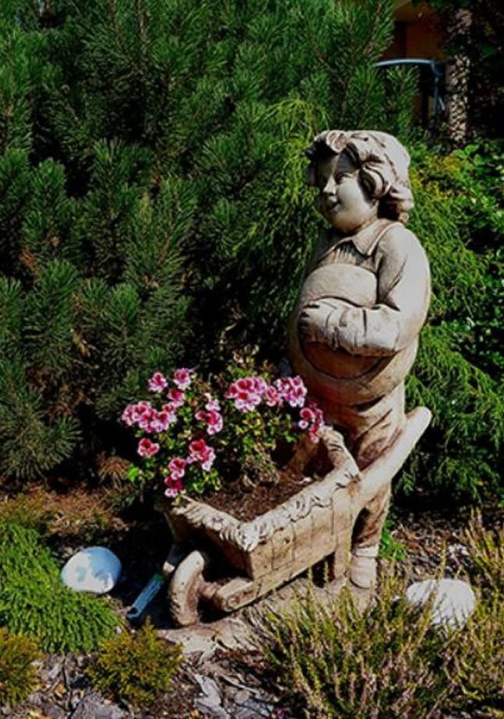 Casa Padrino Jugendstil Skulptur Junge mit Schubkarre Grau 54 x 35 x H. 88 cm - Garten Deko Figur - Garten & Terrassen Deko Accessoires