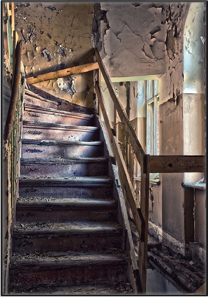 Wallario Wandbild Treppe in einem alten Haus, Größe: 70,30 x 100,30 cm, Poster mit schwarzem Aluminiumrahmen