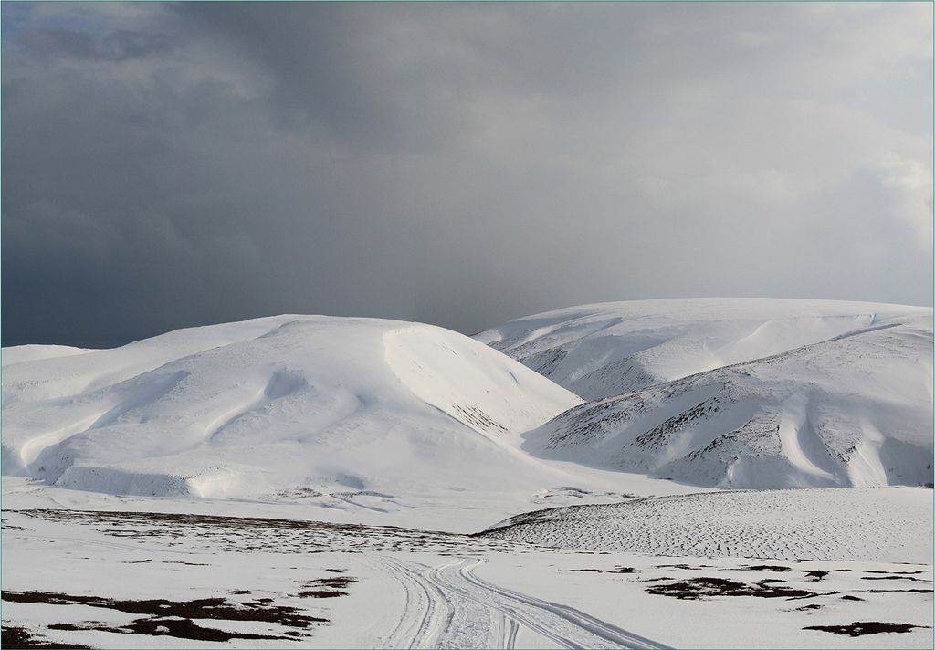 Wallario Fototapete Vliestapete, seidenmatte Oberfläche, einfache Verarbeitung, Größe 200 x 140 cm, Motiv Schneebedeckte Hügel am Meer