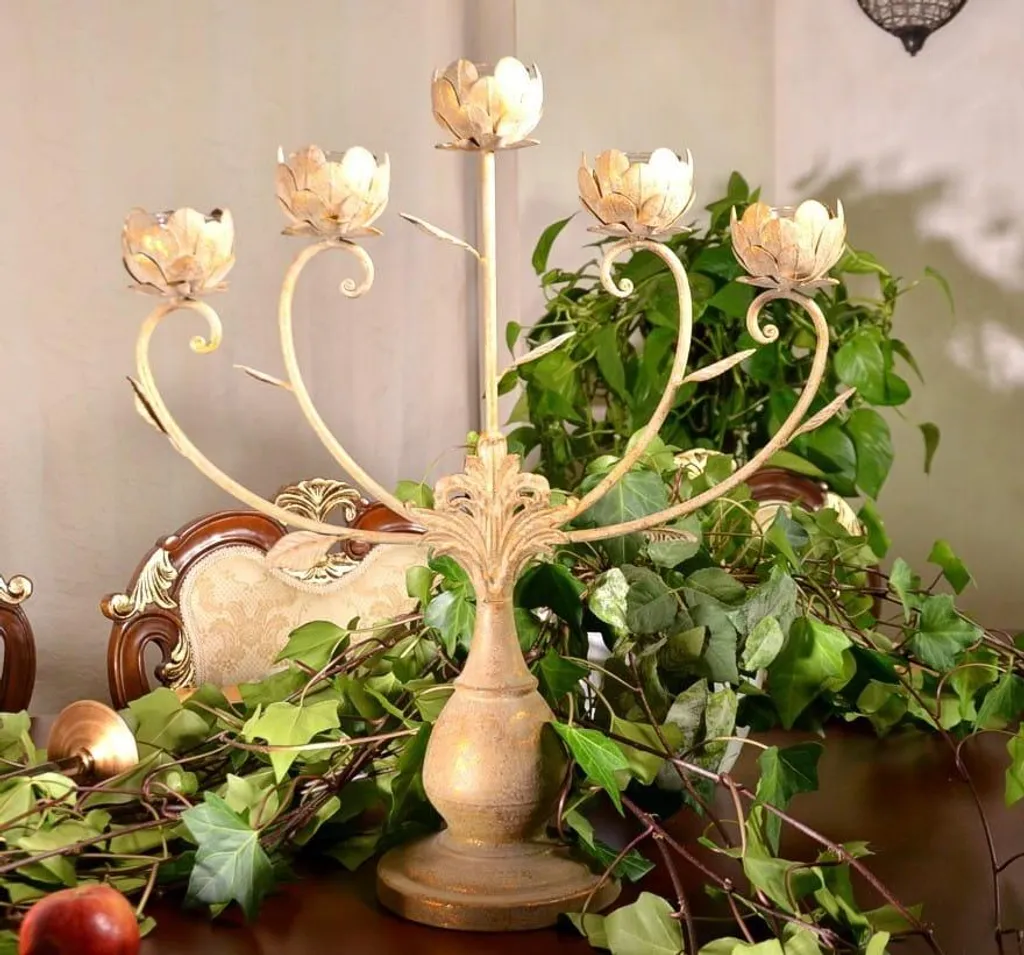 Candelabro Dorato Glamour 5 Candele | Must-Have per Tavola Social - 2