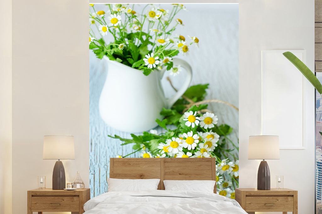 MuchoWow Fototapete für Wohnzimmer oder Schlafzimmer Wandtapete Vinyl Motivtapete Kamillenblüten im Krug - 170x260 cm - Wohnzimmertapete