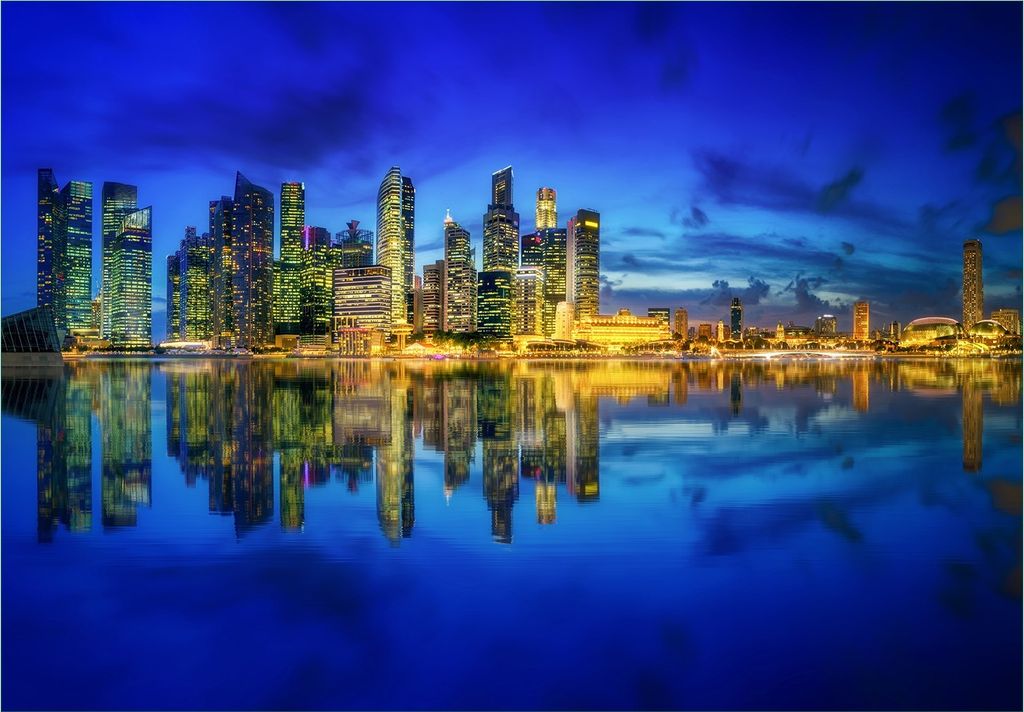 Wallario Fototapete Vliestapete, seidenmatte Oberfläche, einfache Verarbeitung, Größe 200 x 140 cm, Motiv Skyline von Singapur in der Abenddämm...