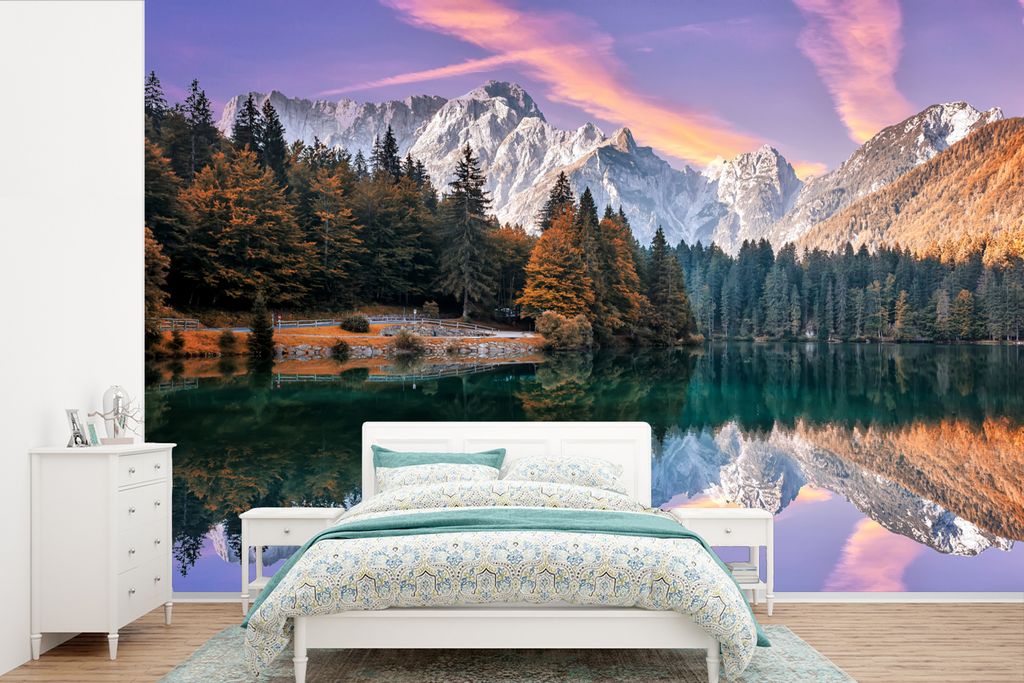 MuchoWow Fototapete für Wohnzimmer oder Schlafzimmer Wandtapete Vinyl Motivtapete Berg - Wald - Wasser - Himmel - Rosa - Lila - 420x280 cm - Zim...