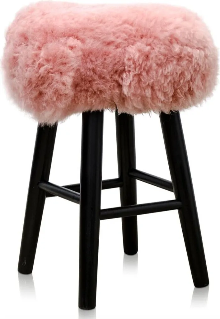 Pouf rond en peau de mouton rose et noir pour salon moderne et chic
