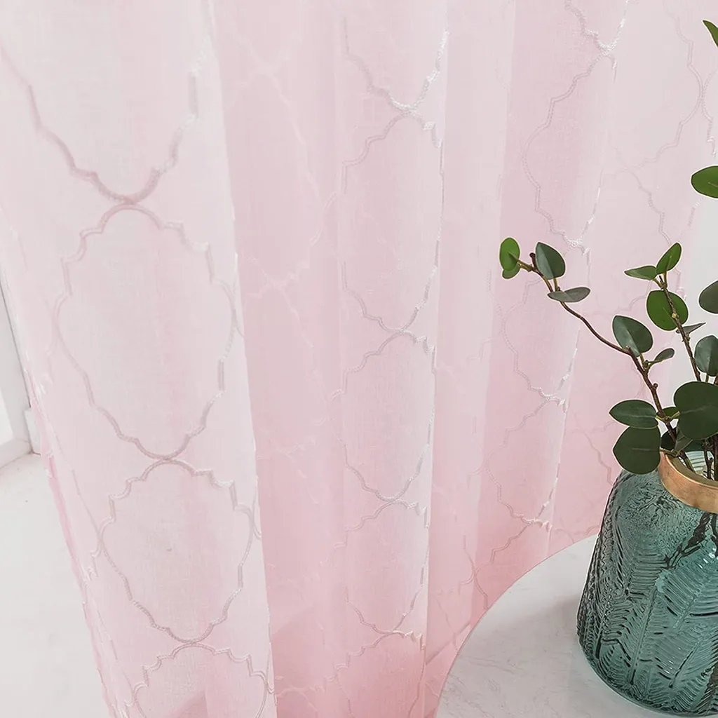 Rideau broderie florale pour habiller une chambre avec douceur et style