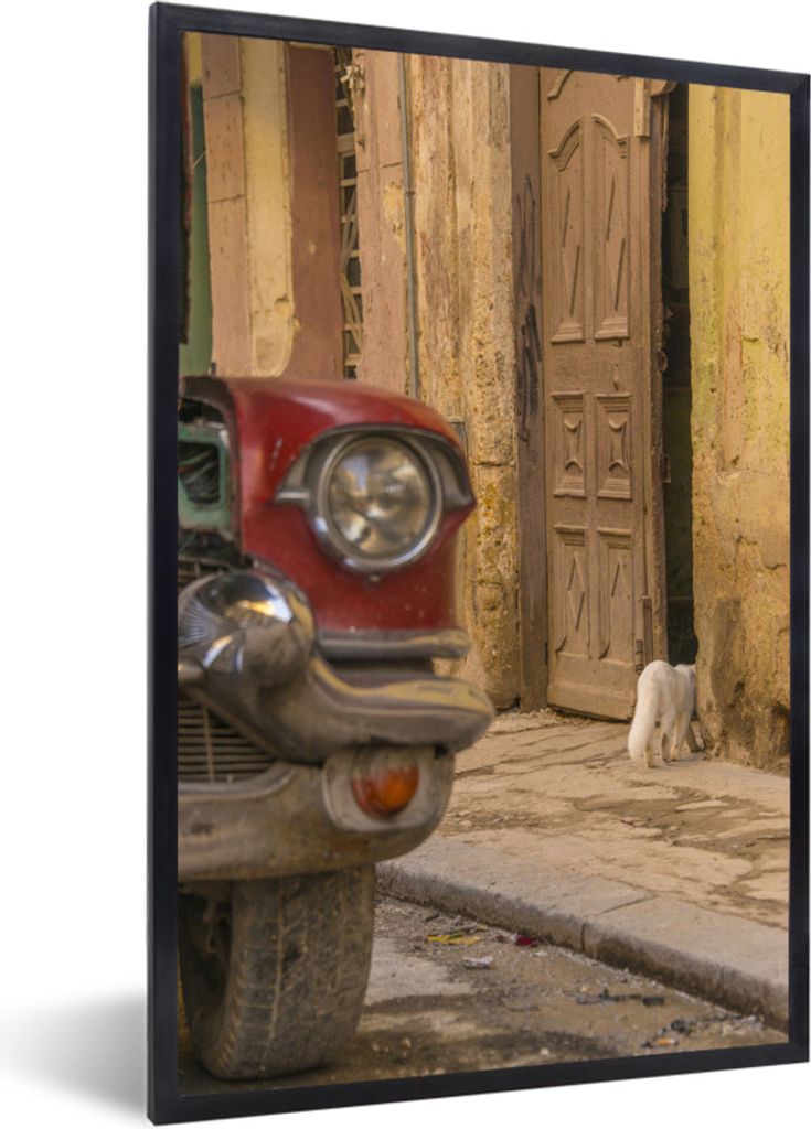 MuchoWow Gerahmtes Poster Ein kubanischer Oldtimer mit einer Katze auf der Straße in Havanna 20x30 cm - Poster mit Schwarzem Bilderrahmen Wandpo...