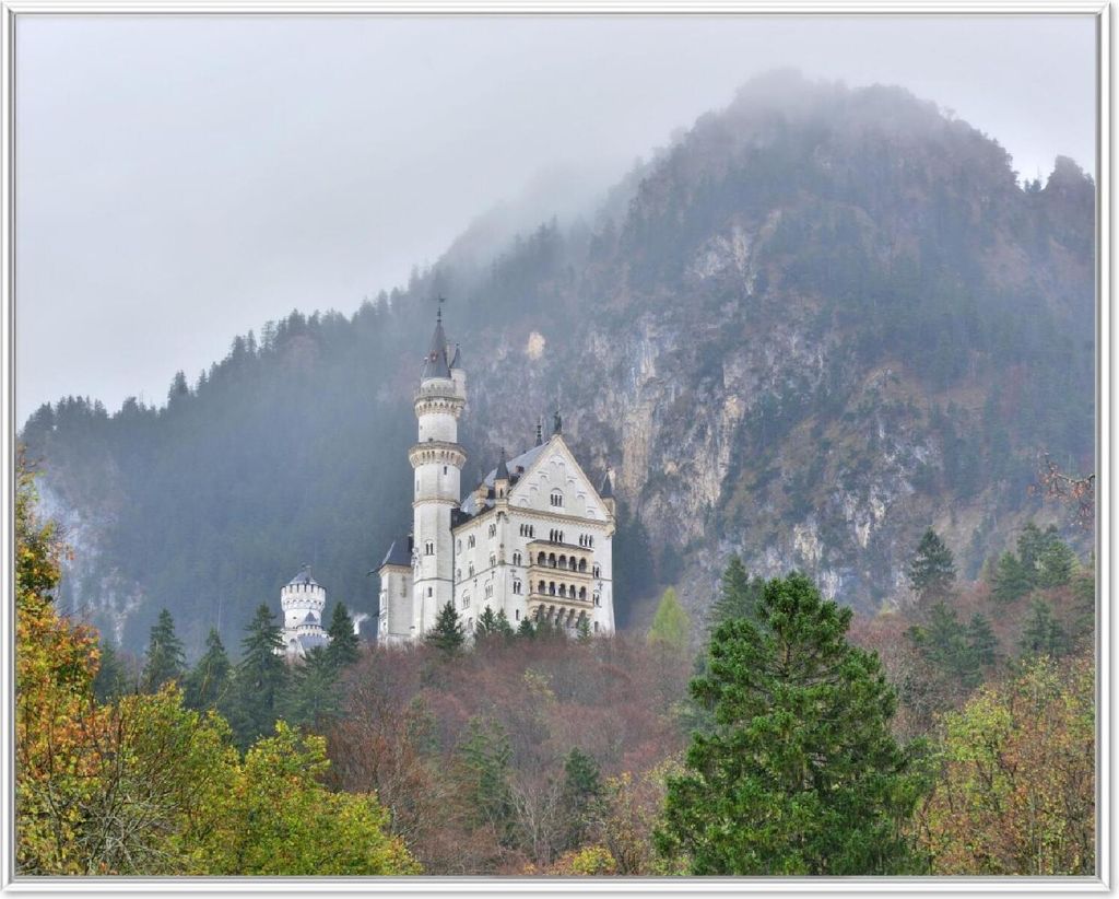 Wallario Wandbild Schloss Neuschwanstein in Bayern, Größe: 40,30 x 50,30 cm, Poster mit weißem Aluminiumrahmen