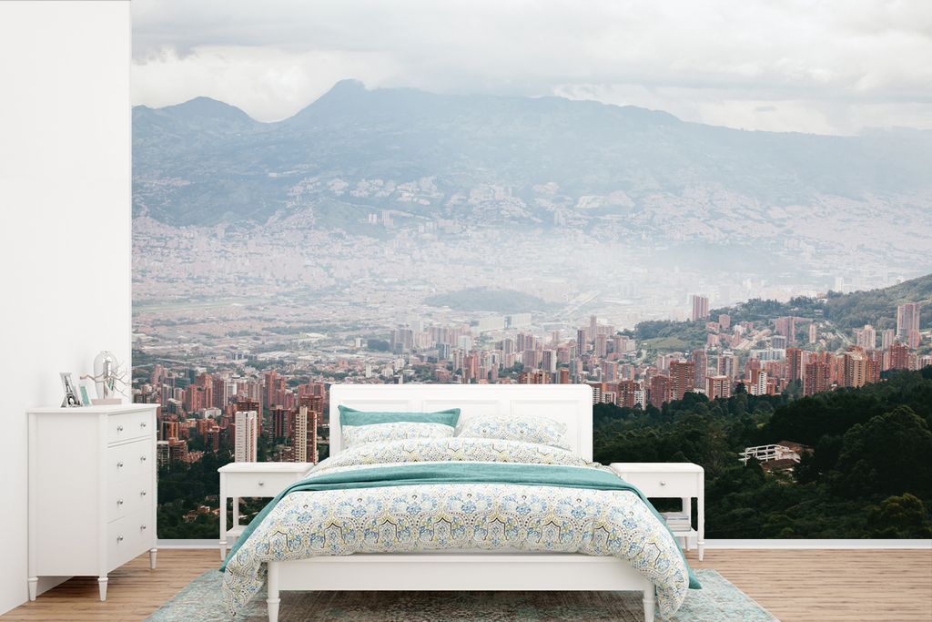 MuchoWow Fototapete für Wohnzimmer oder Schlafzimmer Wandtapete Vinyl Motivtapete Nebel über der kolumbianischen Stadt Medellín in Südamerika...