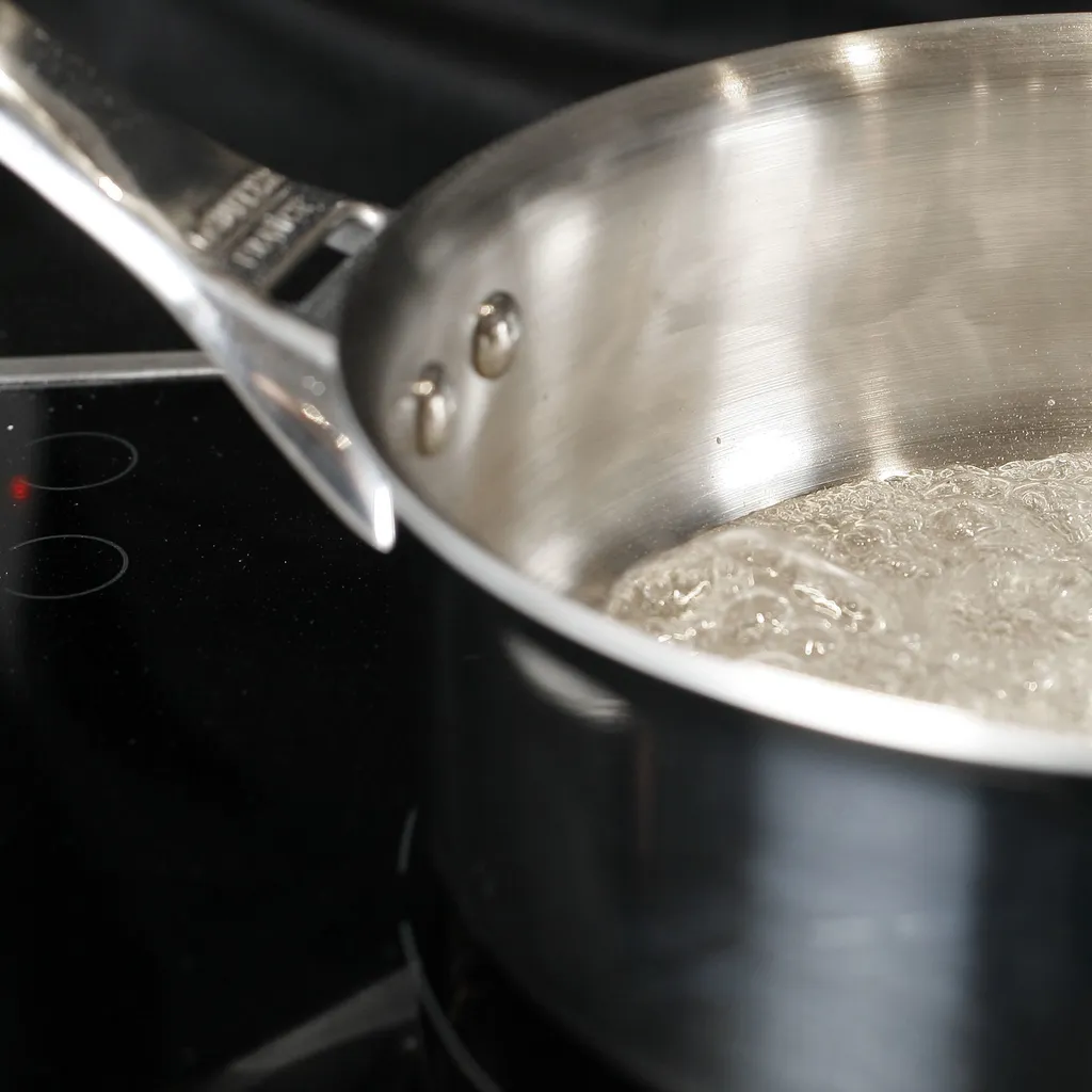 Petite casserole de cuisine 1,2L avec manche isolant et bord verseur net - 5