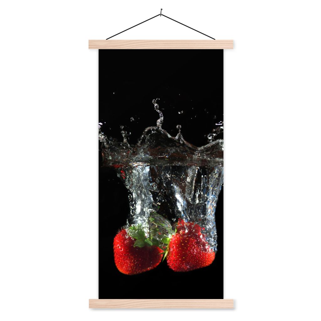 MuchoWow Textilposter Erdbeeren - Obst - Wasser - Schwarz - Rot 40x80 cm mit holzfarbenen Rahmen - Wohnzimmer