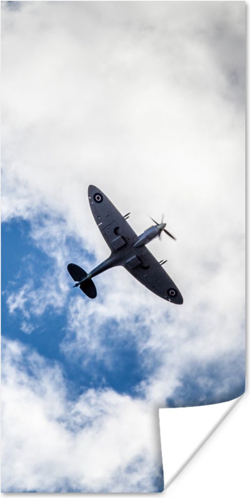 MuchoWow Poster Spitfire-Flugzeug gegen einen bewölkten Himmel 75x150 cm - Dekoration für die Wände