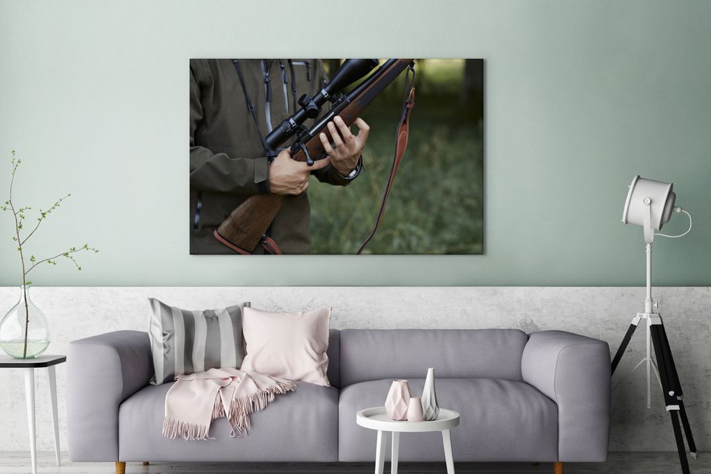 OneMillionCanvasses - Leinwandbilder - 140x90 cm, Ein Mann geht auf die Jagd und lädt sein Gewehr, Wandbilder Kunstdruck Wanddekoration - Foto a...