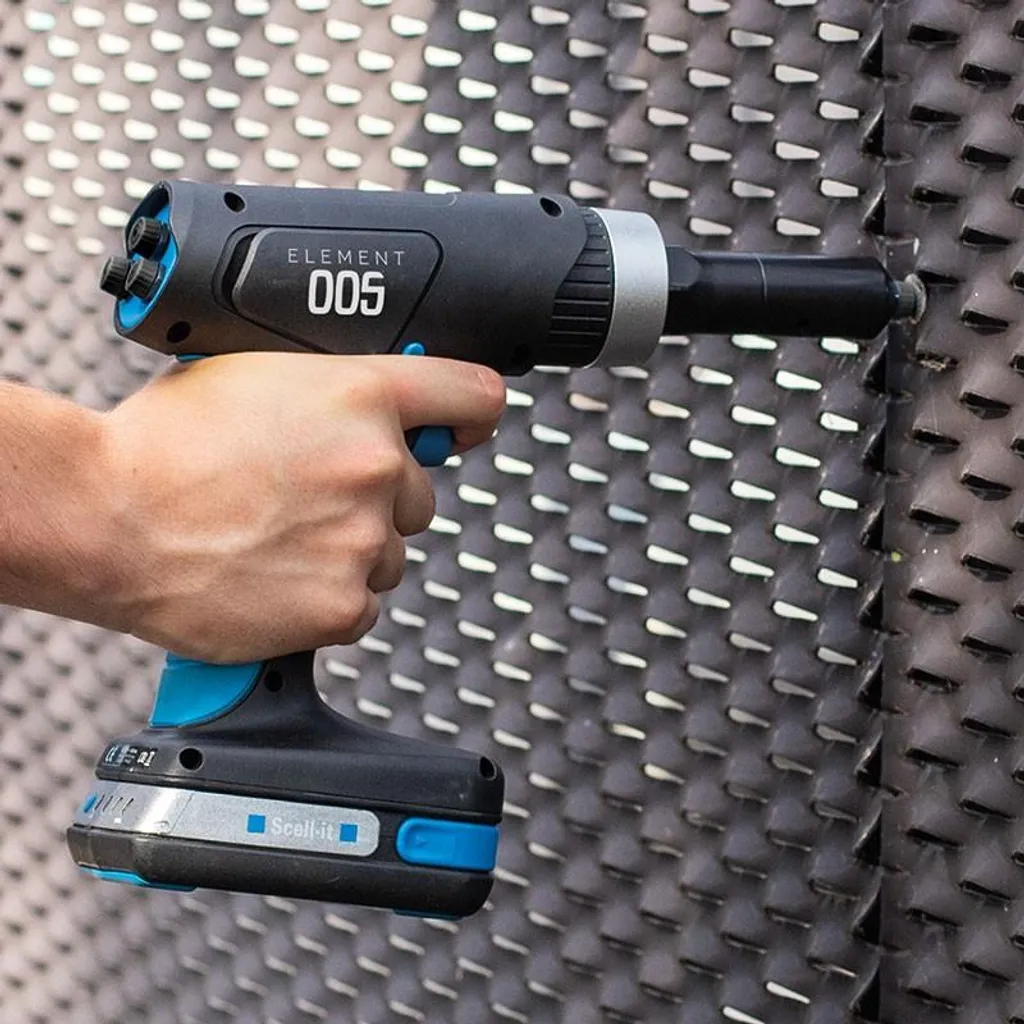 Finis les efforts manuels avec la riveteuse 18V SCELL IT E-005-1XBAT