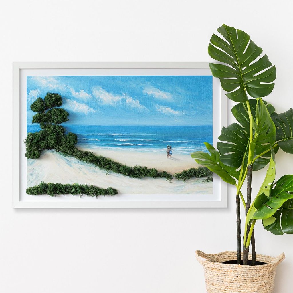 Moosbild mit Konserviertem Moos 3D Wandbild - 60x40 cm - Weißer MDF-Rahmen - Verliebte Menschen an einem Strand