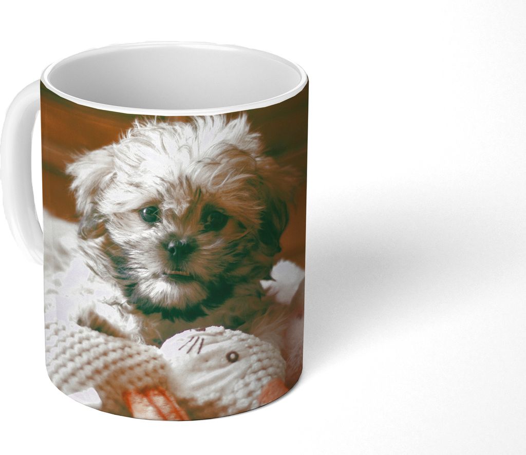 MuchoWow Tasse Kaffeetasse Kaffeebecher 350 ml Ein Shih Tzu-Hund, der auf dem Boden kuschelt Teetasse - Fototasse - Becher - Keramikbecher - Teeb...