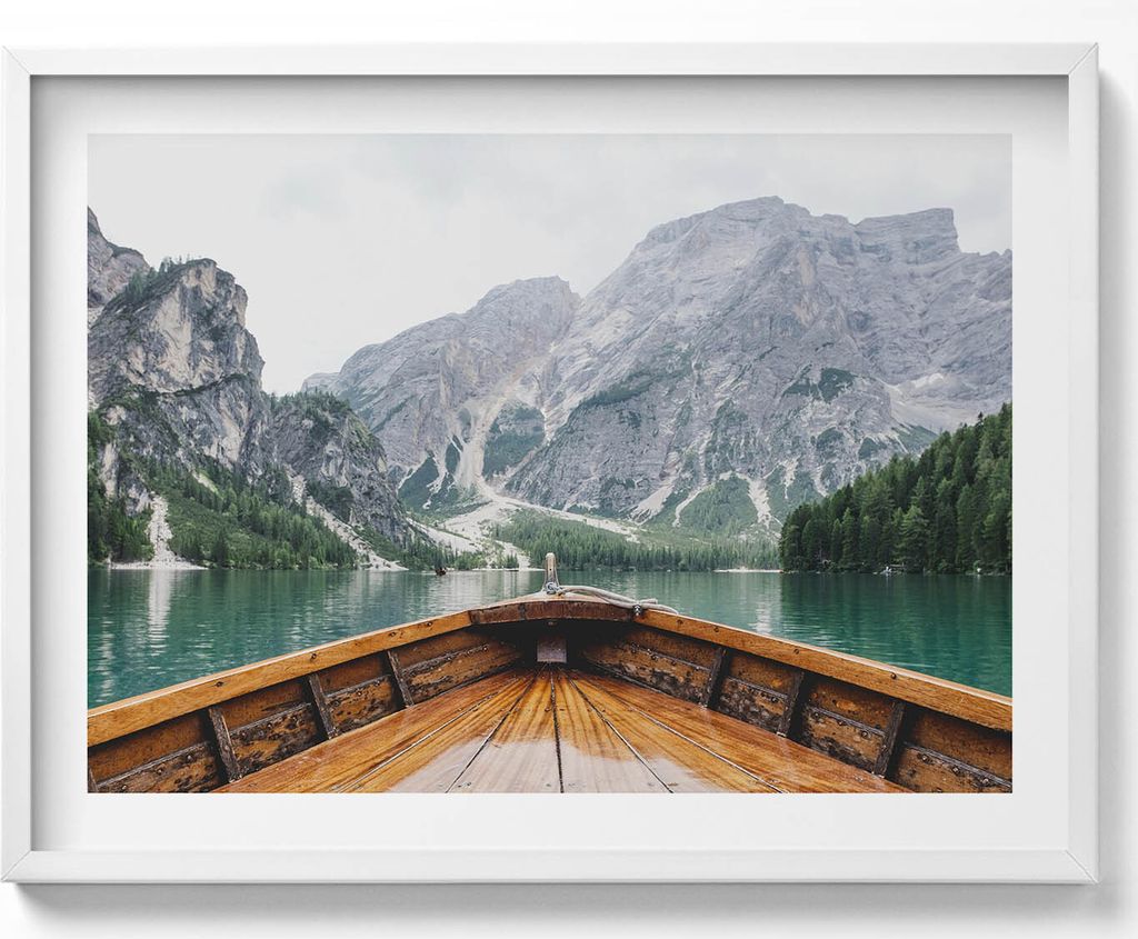 Blick von einem Boot auf einem Bergsee– Wandbild mit Rahmen – Gerahmtes Bild – Wanddekoration – 80x60 cm – Weiß Rahmen
