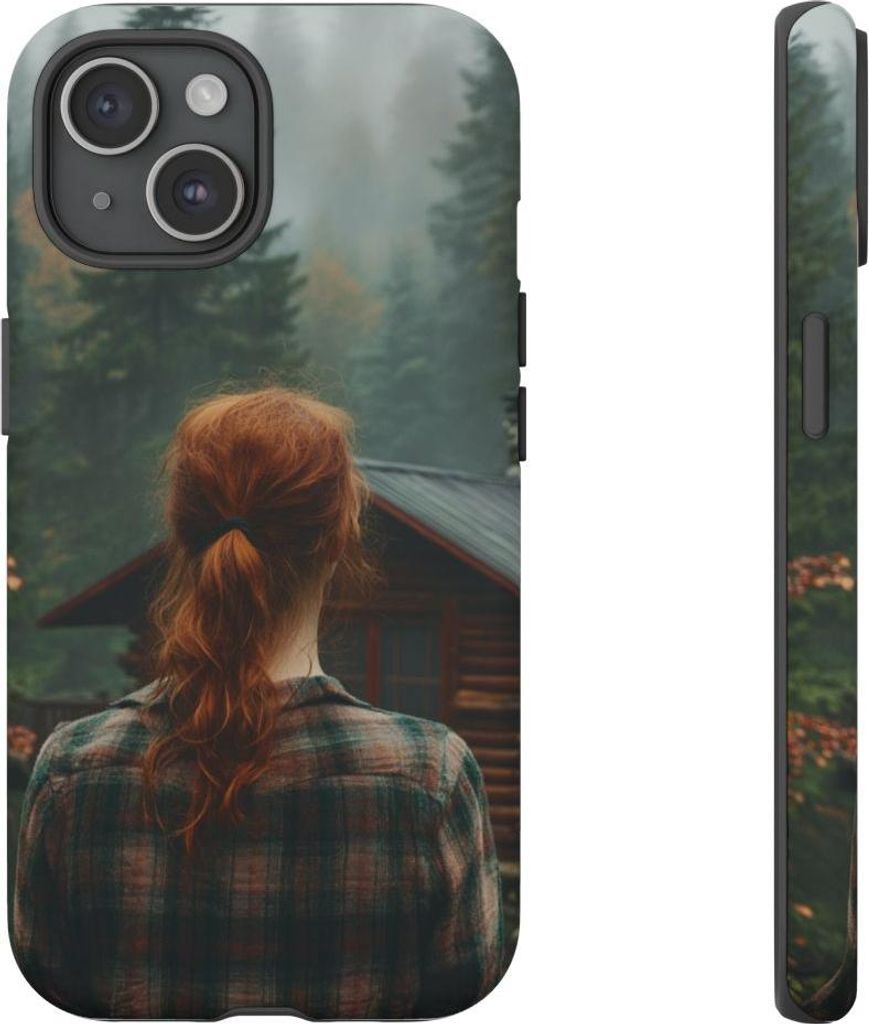 Rothaarige Frau im Flanellhemd vor Waldhütte – Hülle Kompatibel mit iPhone 15