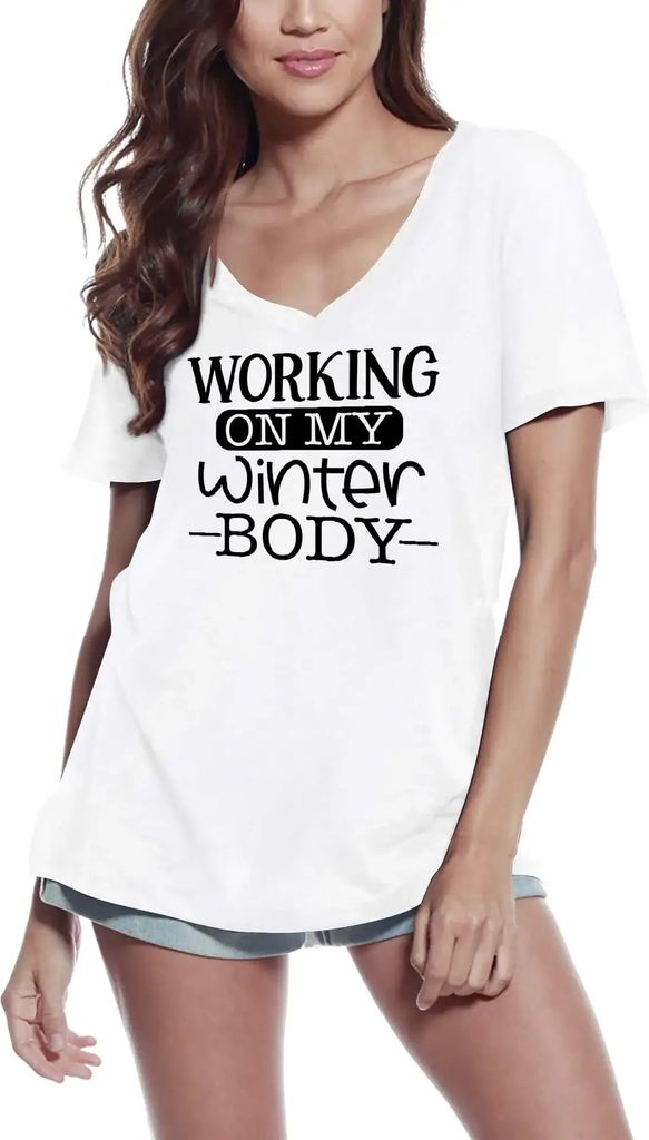Damen Grafik T-Shirt V-Ausschnitt Arbeit an meinem Winterkörper – Working On My Winter Body – Öko-Verantwortlich Vintage Jahrgang Kurzarm Lus...