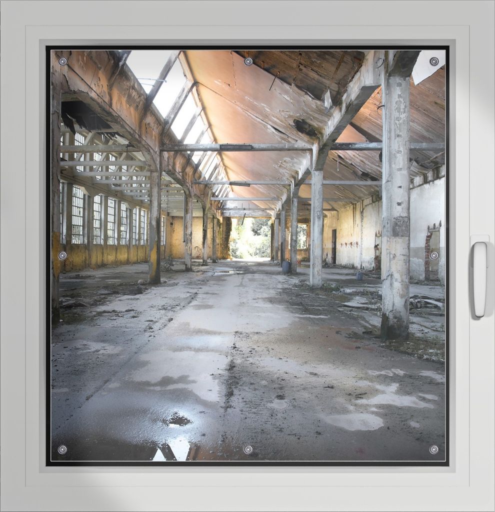 Wallario Lichtschutzbild, Dekorativer Sichtschutz Sonnenschutz 96 x 93 cm mit Motiv: Alte Industriehalle leerstehend und einsam - Verdunklung ohne...