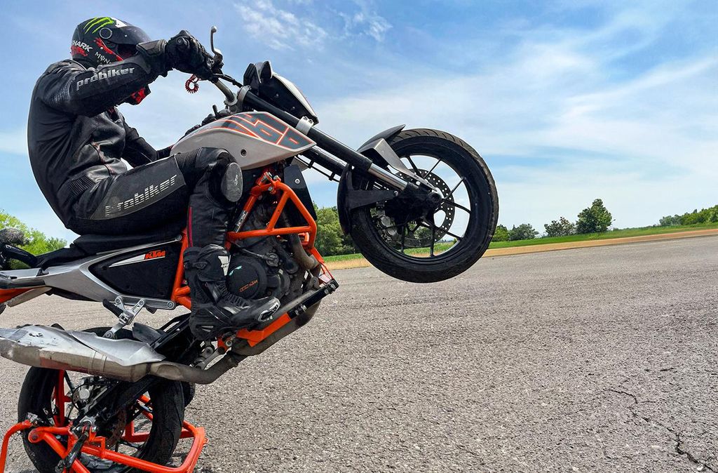 Jochen Schweizer Motorrad Stunt Training Lübbecke; Erlebnis verschenken oder selbst erleben; Gutschein gültig für 1 Person Gruppengröße: 2-3 P...