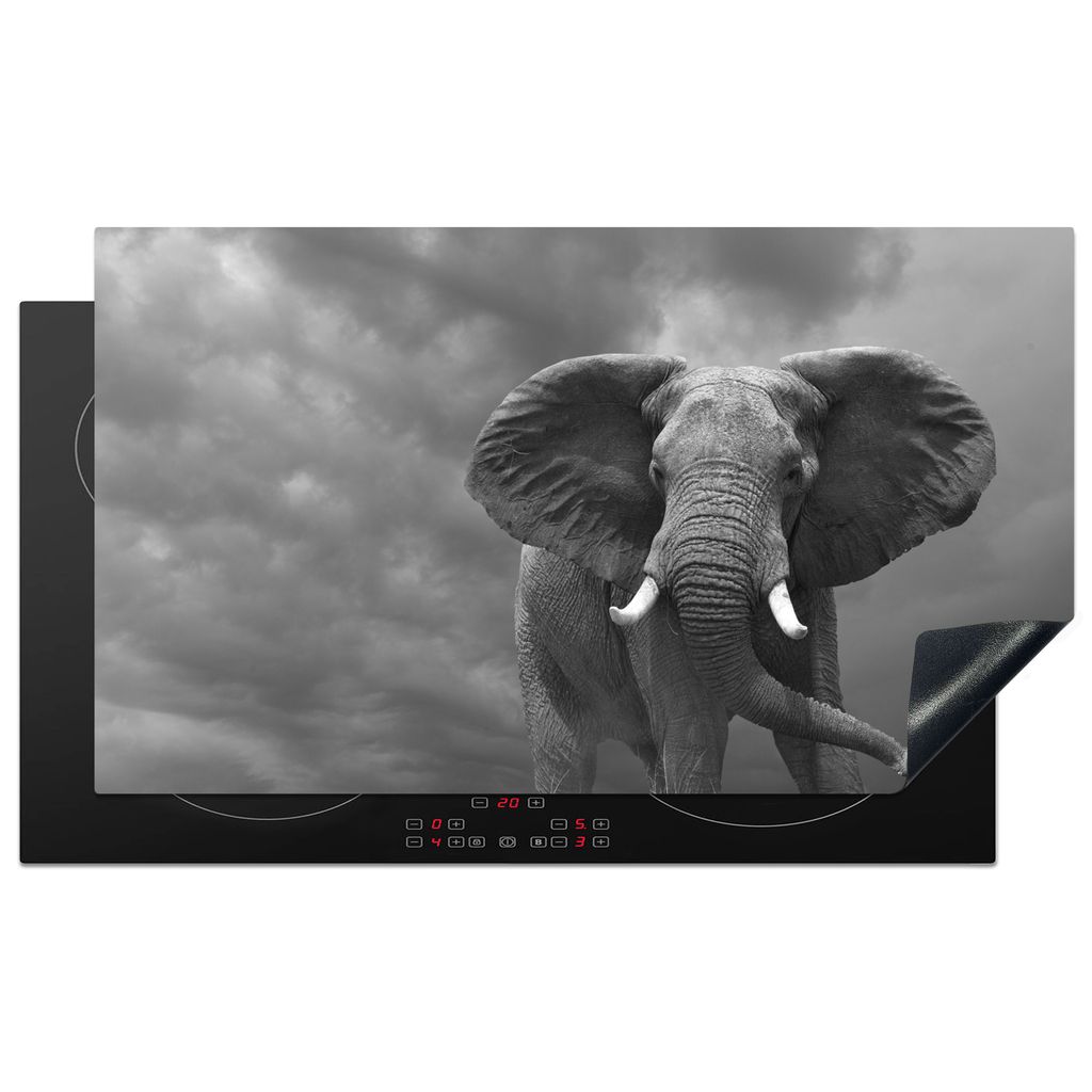 KitchenYeah Herdabdeckplatte Laufender Elefant gegen einen dunklen Himmel - schwarz und weiß , 90x52cm, Küche Deko, Glaskeramikkochfeld Herdabd...