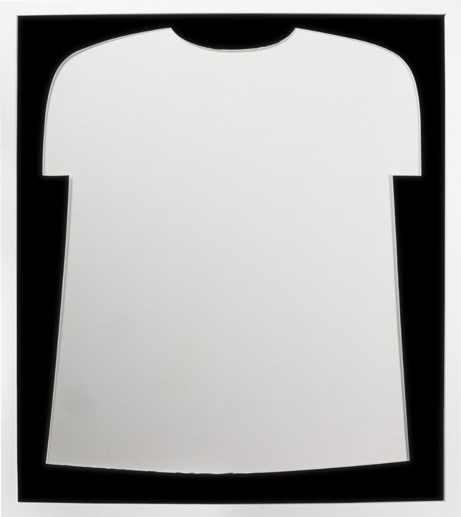 Trikotrahmen Weiß mit Passepartout in Trikot Form FanFrame- Massivholz Bilderrahmen lackiert, Passepartout:Manor Schwarz, Trikotrahmen-Größe:Mittel