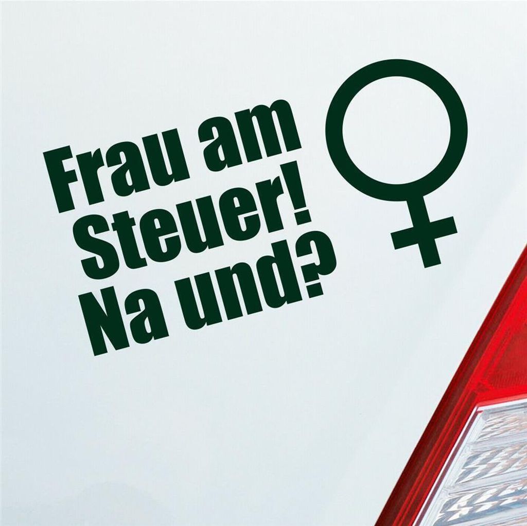 Auto Aufkleber Frau am Steuer! Na und? Girl Sruch 18x9 cm Dunkelgrün Sticker Heckscheibenaufkleber