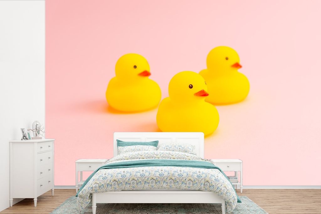 MuchoWow Fototapete für Wohnzimmer oder Schlafzimmer Wandtapete Vinyl Motivtapete Gummi-Enten - Gelb - Rosa - 600x400 cm - Vinyltapeten