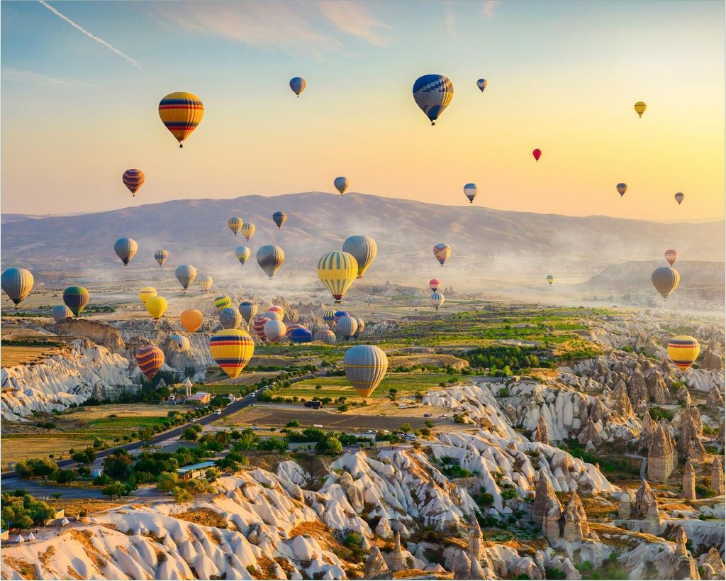 Wallario Poster - Heißluftballons über Felsenlandschaft, Kunstdruck Größe: 40 x 50 cm