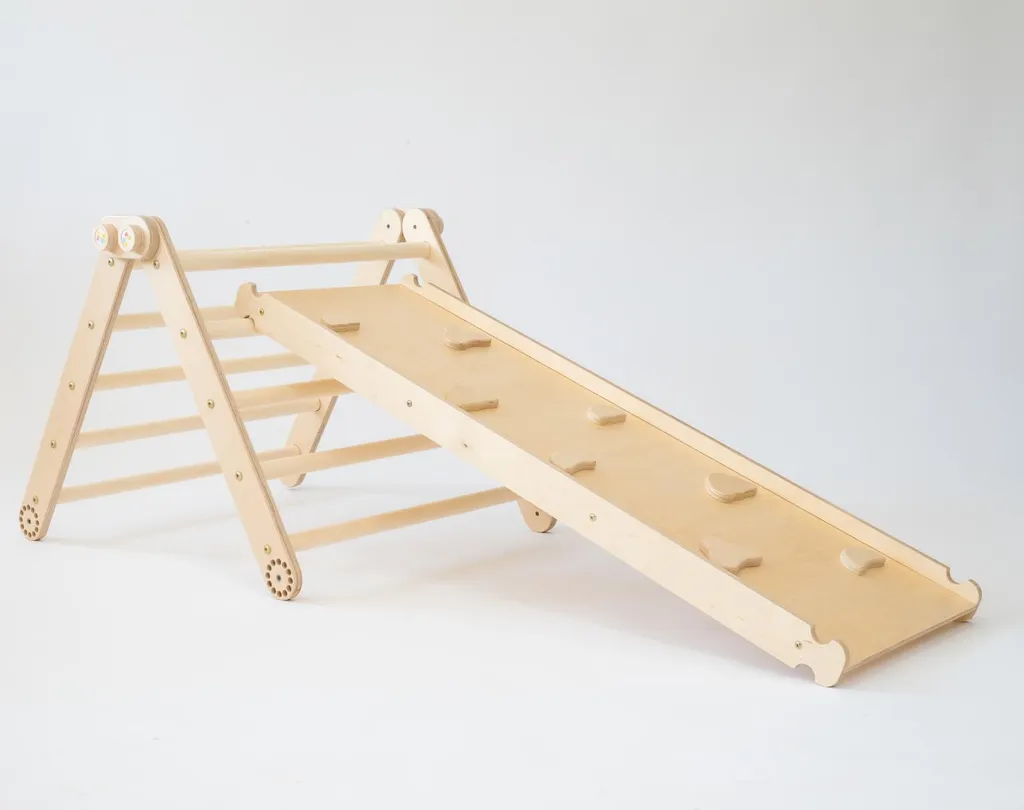 Triangle d'escalade Pikler en bois naturel avec toboggan double face