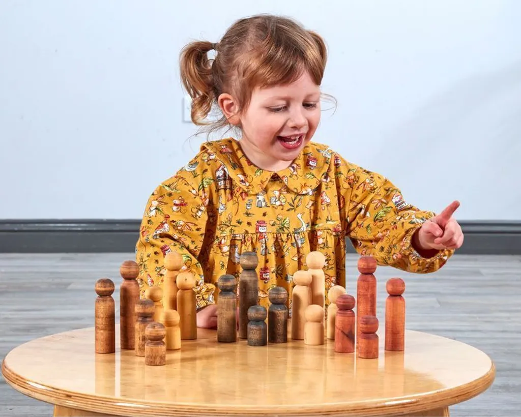 Figurines en bois pour activités sur la diversité Familles Cosy