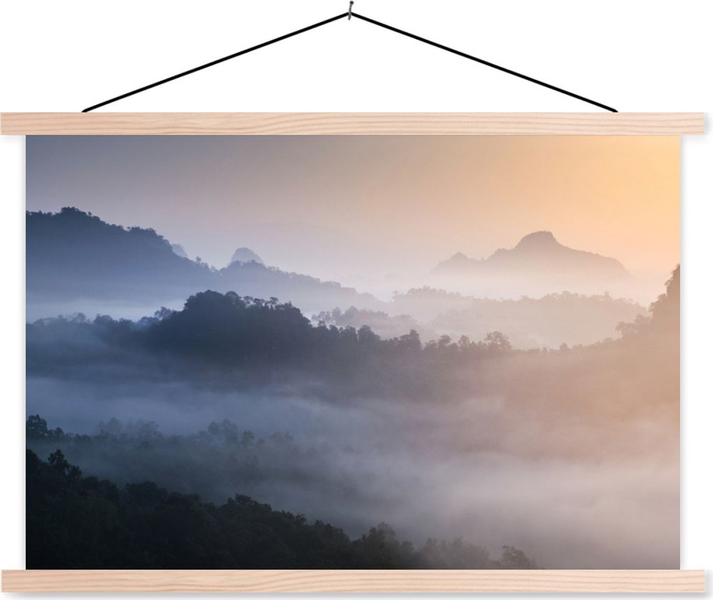 MuchoWow Textilposter Der Nebel zieht zwischen den Berggipfeln hindurch 120x80 cm mit holzfarbenen Rahmen - Aufhängeset
