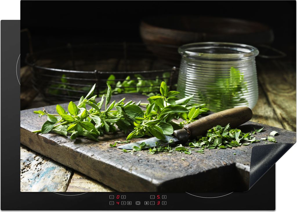 KitchenYeah Herdabdeckplatte Foto eines vollen Schneidebretts mit grünem Wurstkraut , 75x52cm, Küche Deko, Glaskeramikfeld Herdabdeckung, Abdec...