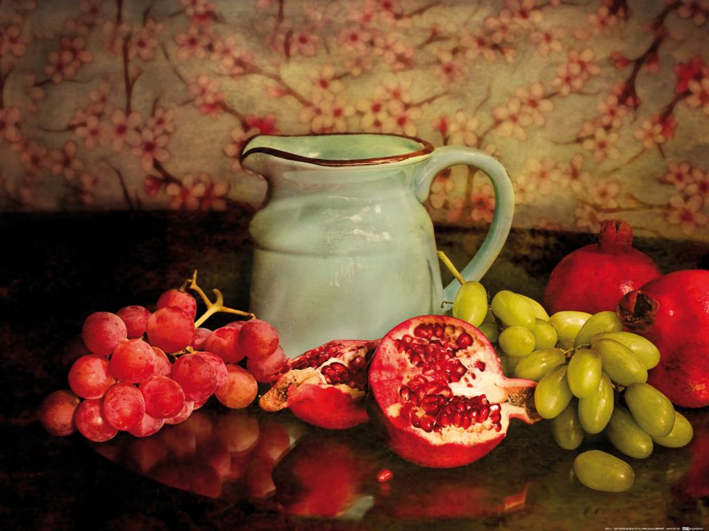 Stillleben Kunstdruck Bild - Krug mit Granatäpfeln und Trauben, Fotografie (60 x 80 cm)