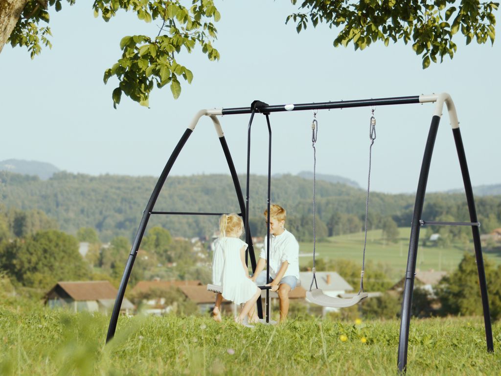 AXI Balançoire pour bébé avec cadre en bois gris & blanc pour le jardin - Balançoire