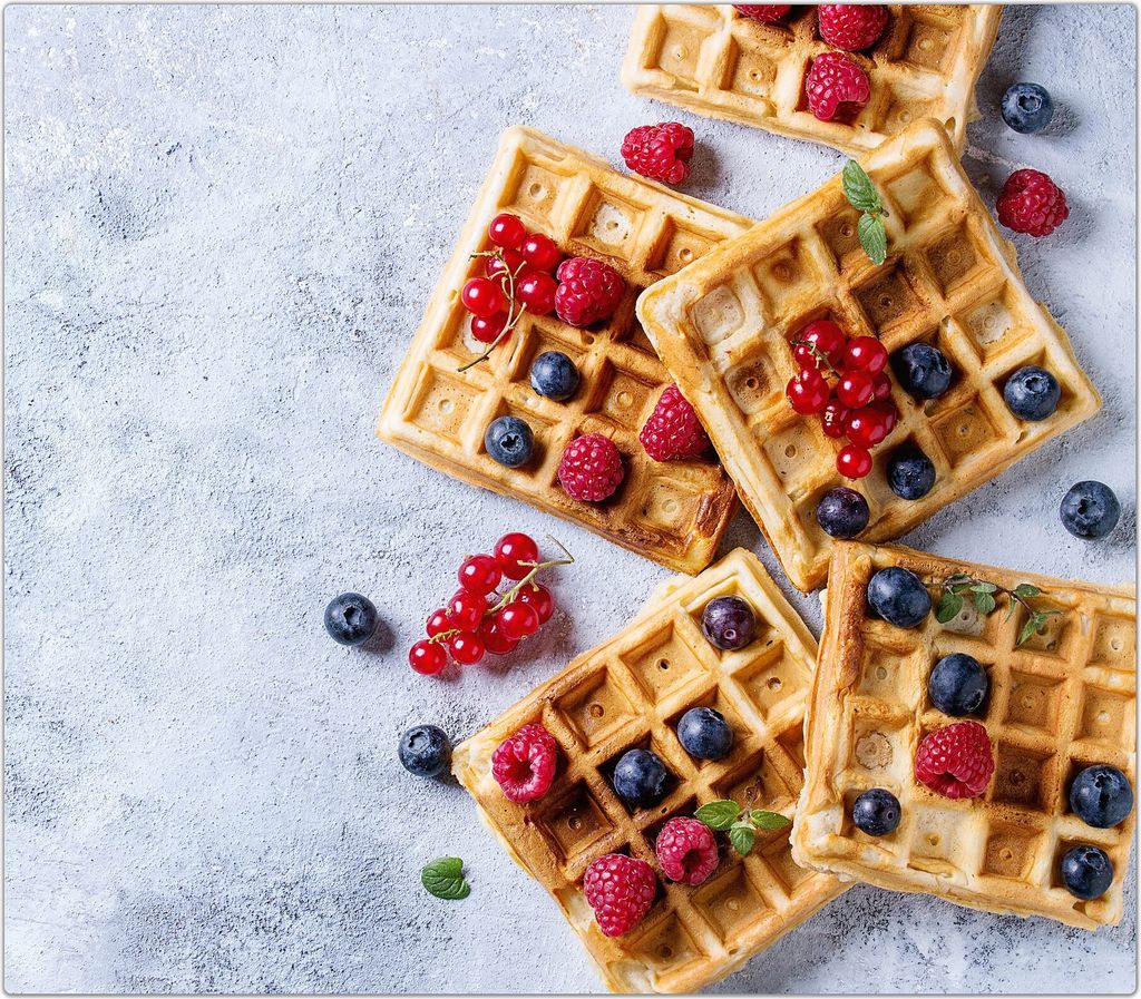 Spritzschutz Herdabdeckplatte Schneidebrett aus Glas Waffeln mit Beeren 1-Teilig (60x52cm)